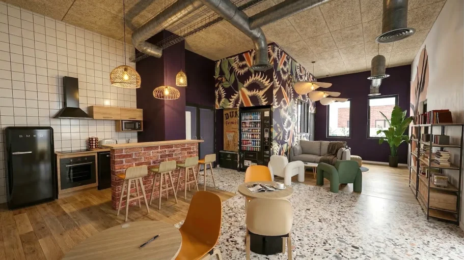 coin cuisine Intérieur moderne d'un espace de vie avec cuisine, salon et décor coloré.