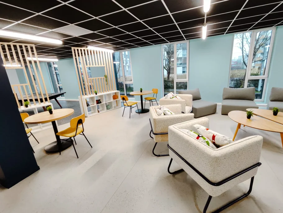 espace travail Espace de travail moderne avec canapés, tables et lumière naturelle.