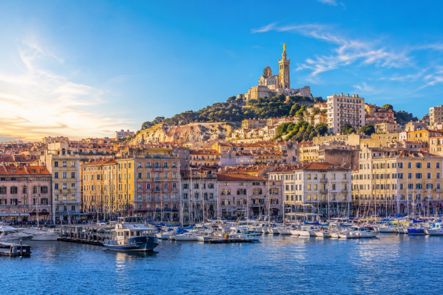 Vue du Vieux-Port de Marseille avec la basilique Notre-Dame de la Garde en arrière-plan.