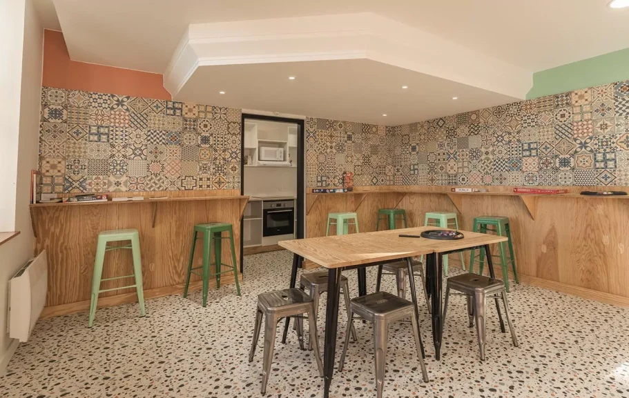 Coin repas Salle à manger moderne avec carrelage coloré et mobilier en bois et métal.