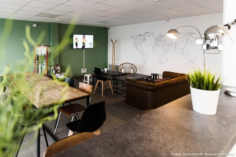 Espace de travail Espace de travail moderne avec des plantes, des meubles élégants et un mur décoratif.
