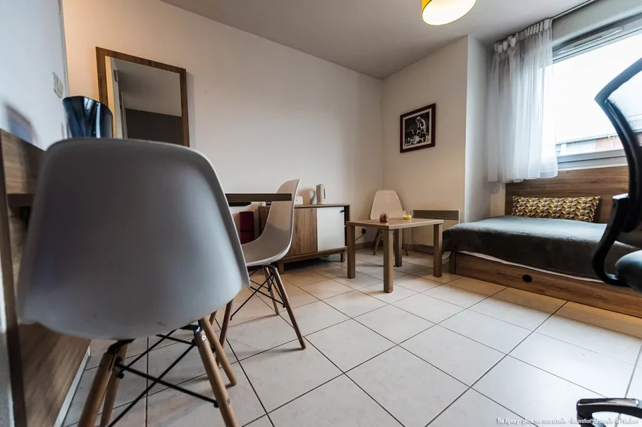 studio Intérieur d'un salon moderne avec des chaises, une table et un canapé.