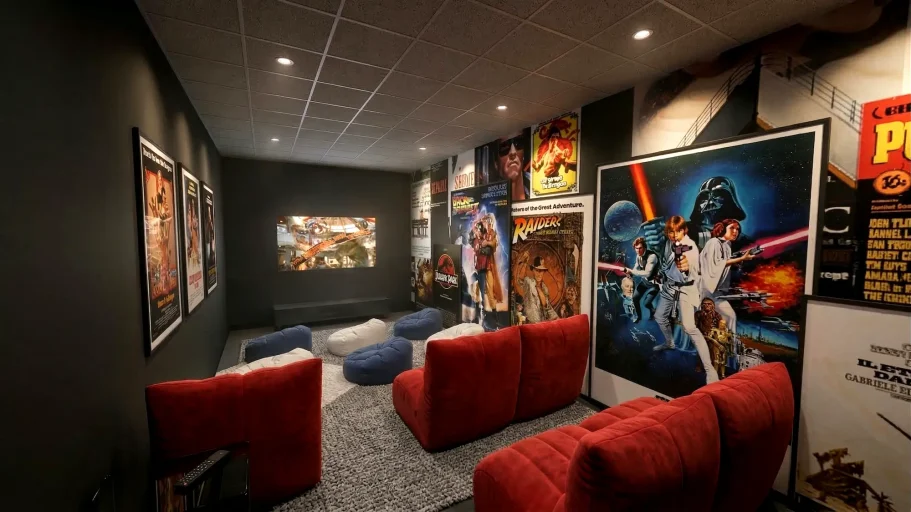 cinéma Salle de cinéma avec fauteuils rouges, murs décorés de posters de films.